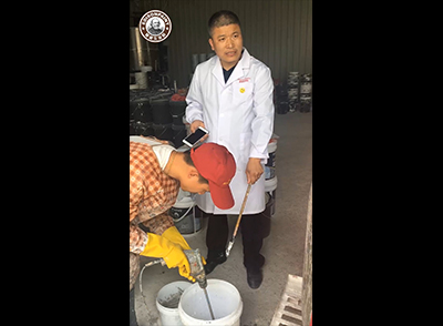 【视频】爱迪生工程师到加盟分厂指导仿石漆水包砂生产